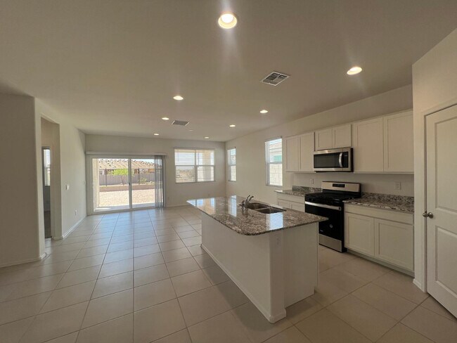 Building Photo - 15645 W Desert Hollow Dr