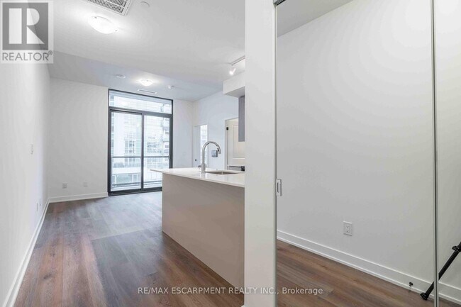 Photo du bâtiment - 2075 Lakeshore Rd.