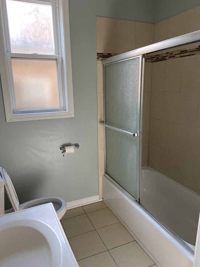 Full bathroom w/ linen closet - 2315 W 50th Plz