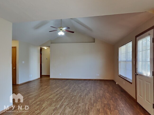 Foto del edificio - 701 N Pinewood Ave