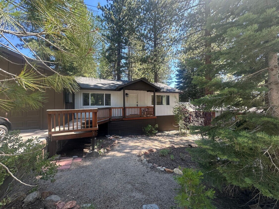 Primary Photo - Charming 3 Bed, 2 Bath on Gardner Mountain