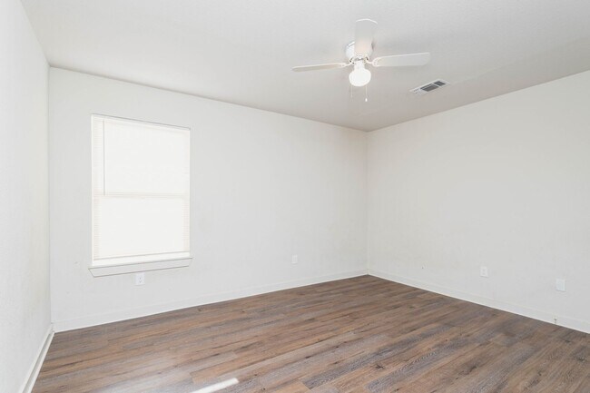 Building Photo - Great 3 Bedroom 2 Bathroom with land!