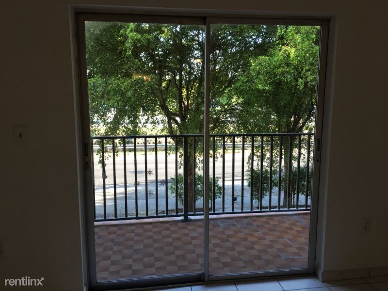 Foto principal - 1085 W 68th St