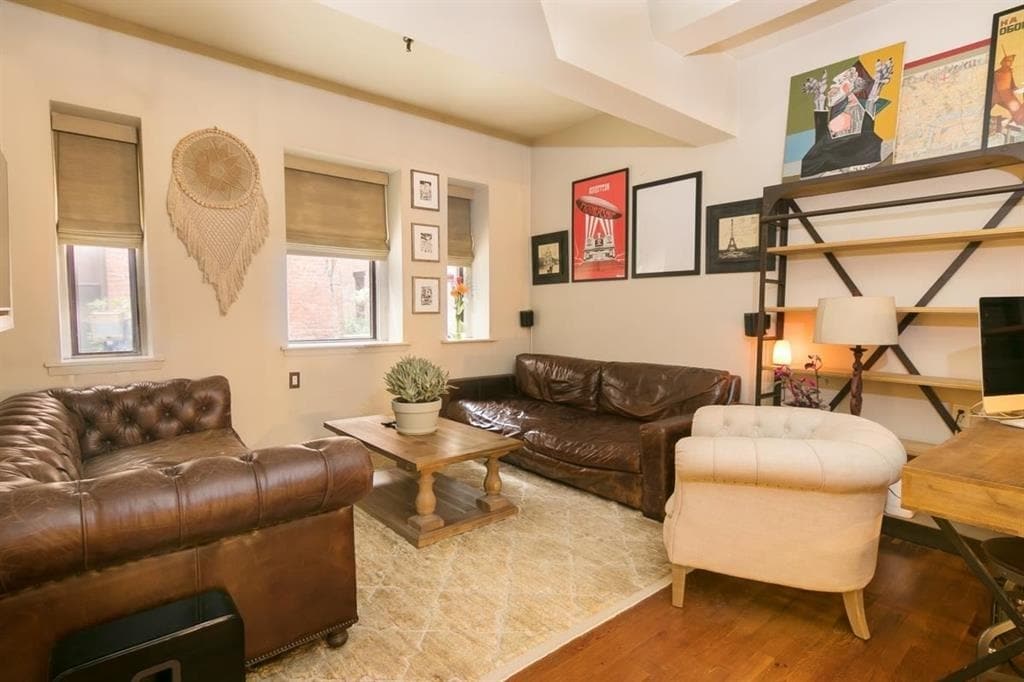 Foto principal - 227 Christopher Columbus Dr