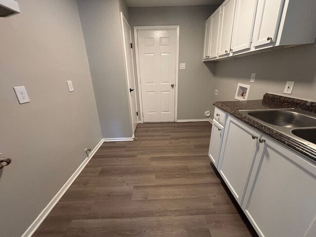 Foto del edificio - 1700 Corning Ave