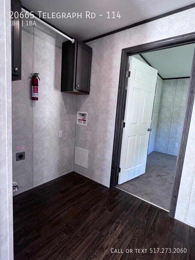 Building Photo - 1 Bedroom Fairmont Mobile Home