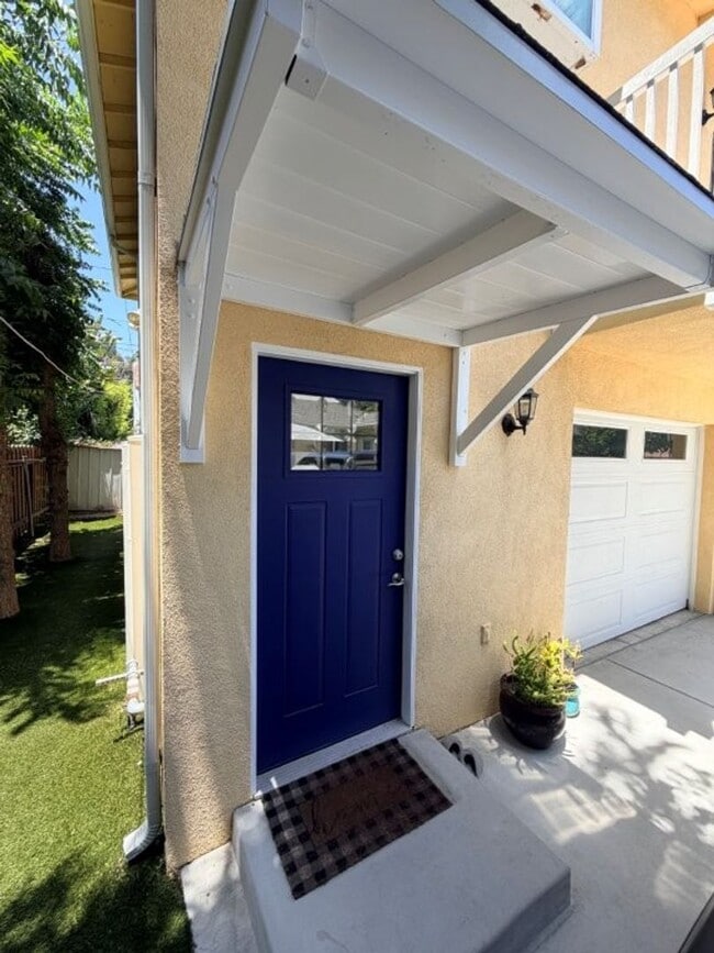Building Photo - 4545 Vesper Ave