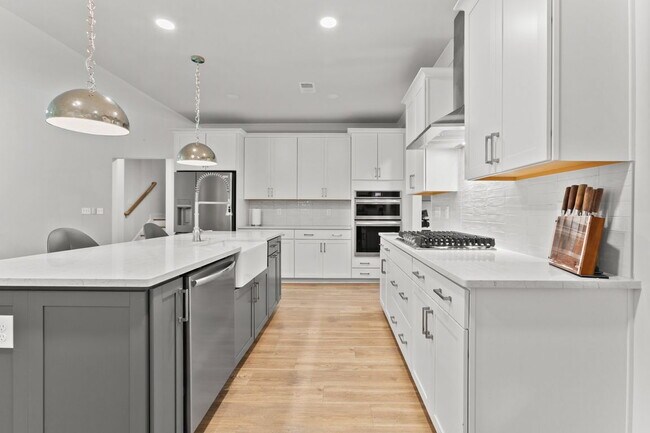 Foto del edificio - Spacious 4-Bedroom Summerville Home with lots of Southern Charm.