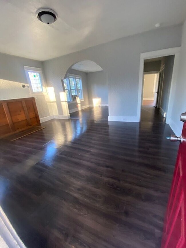 Building Photo - 2 Bed 1 Bath Home | Pet Friendly | Washer Dryer Hook Ups | Section 8 Welcome