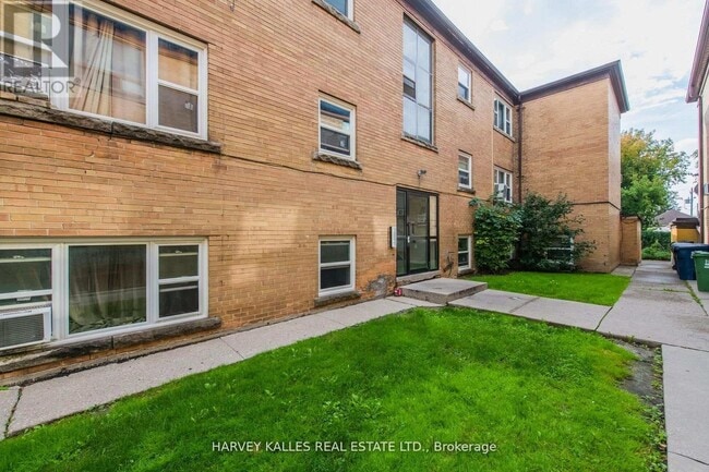 Building Photo - 2905 St Clair Ave E