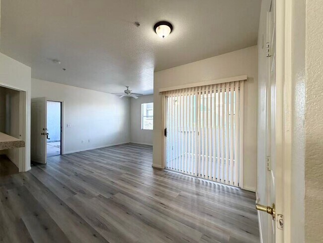 Foto del edificio - 6955 N Durango Dr