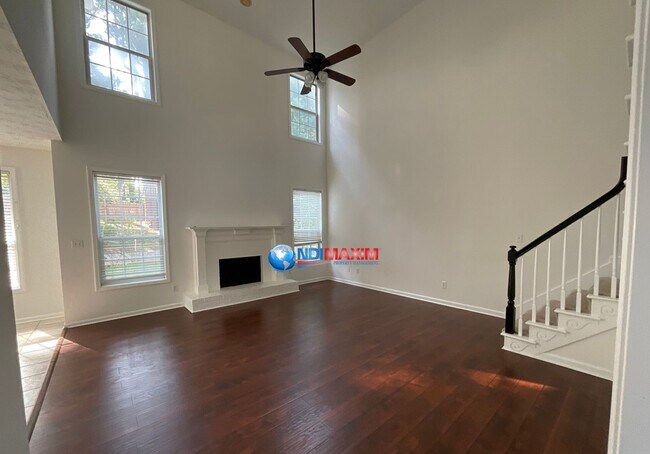 Building Photo - Beautiful spacious home in the SECKINGER c...