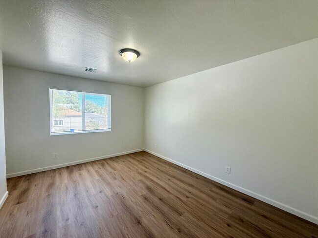 Foto del edificio - 566 Lincoln Ave