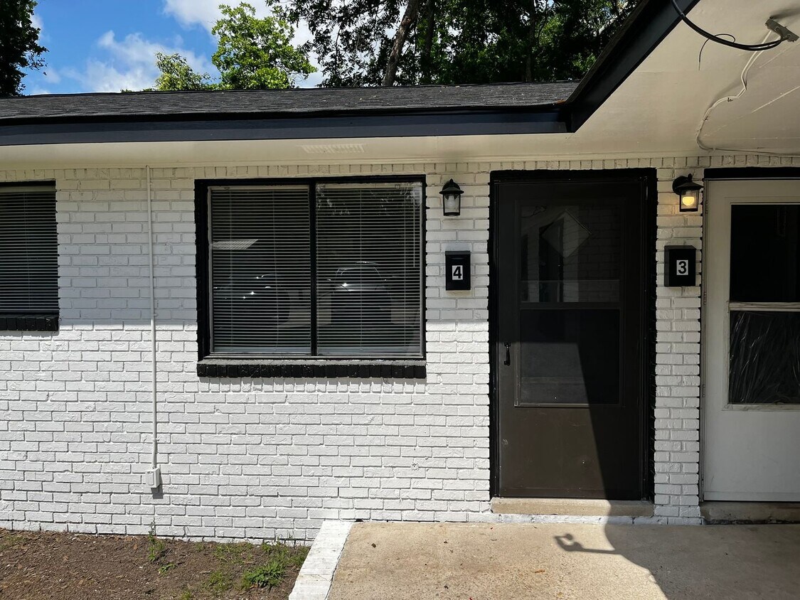 Primary Photo - Renovated 2 Bedroom/ 1 Bath Apartment.