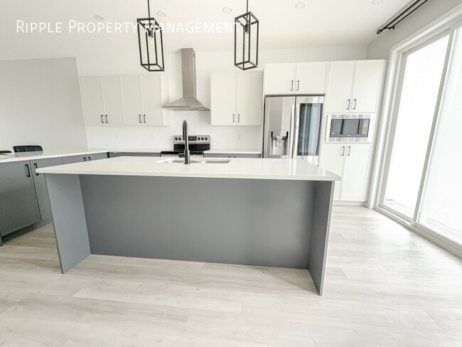 Photo du bâtiment - Modern 3 Beds, 2.5 Baths Upper Unit Only |...