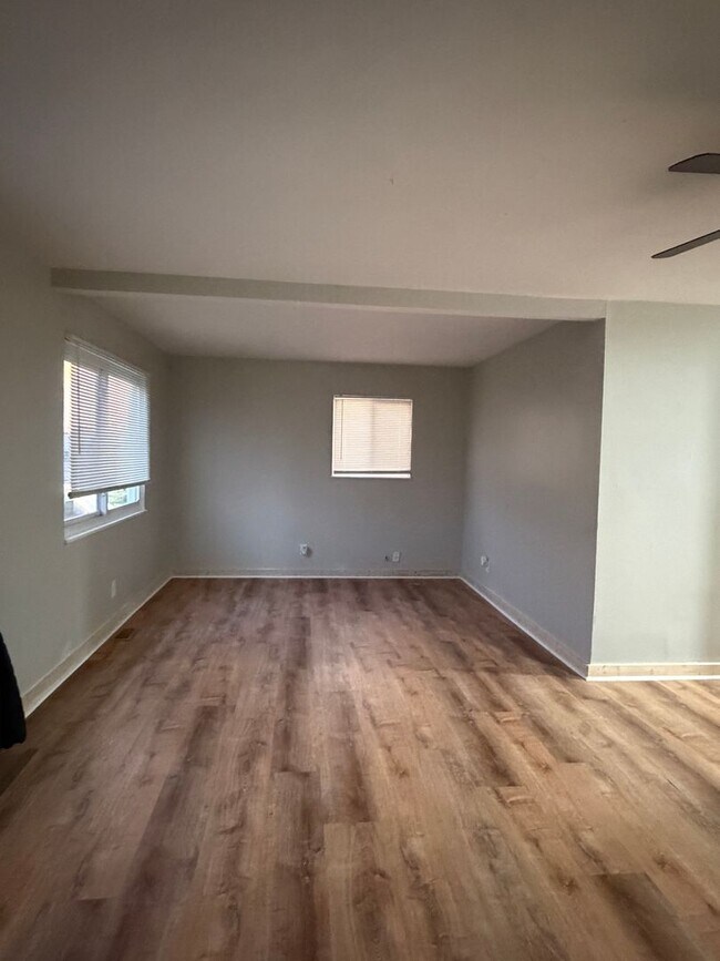 Foto del edificio - Discover this newly remodeled 3-bedroom, 1-bath home in Indianapolis’s Old Southside.