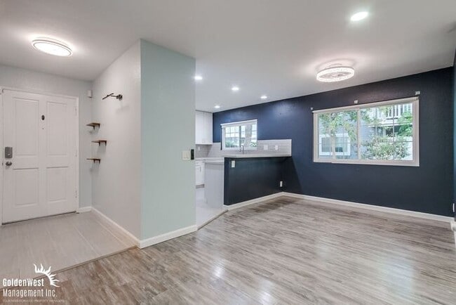 Building Photo - Modern & Spacious 2Bdm 2.5Ba Condo in Cany...