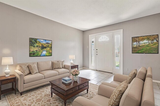 Building Photo - 811 Redbird Dr