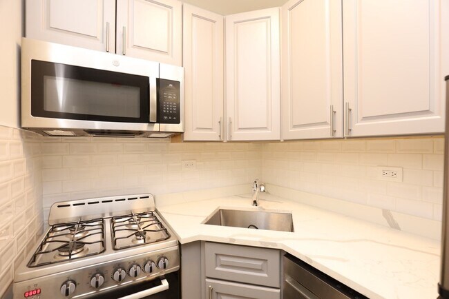 Foto del edificio - 525 W Belmont Ave