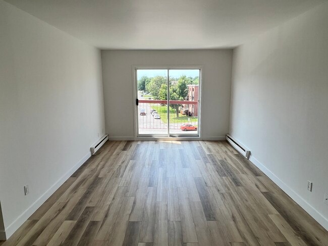 Building Photo - 8 Rue de Boucherville