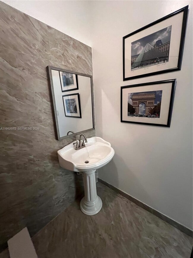 Foto del edificio - 8550 Miller Dr