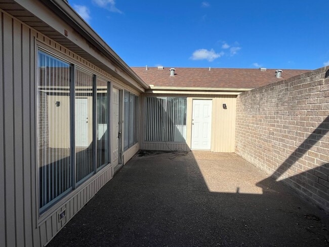 Building Photo - Southside Duplex w/ Two Car Garage