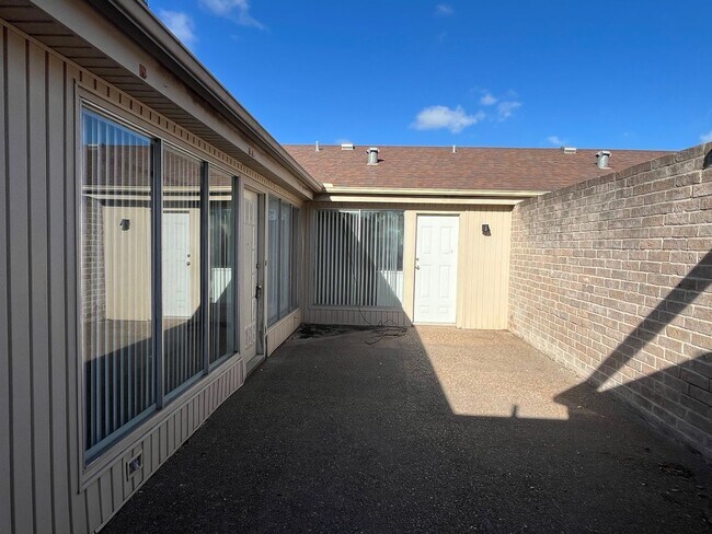 Foto del edificio - Southside Duplex w/ Two Car Garage