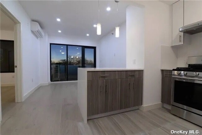 Foto del edificio - 62-98-98 Woodhaven Blvd