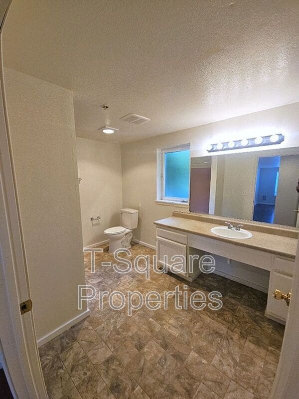 Building Photo - 7041 S 116th Pl