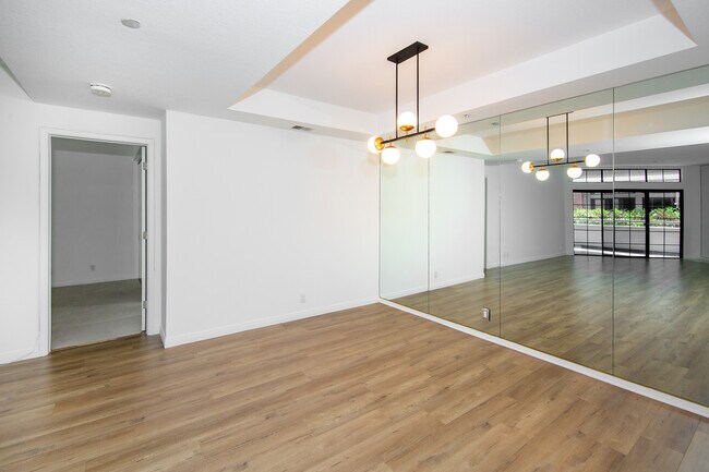 Foto del edificio - 200 N Swall Dr