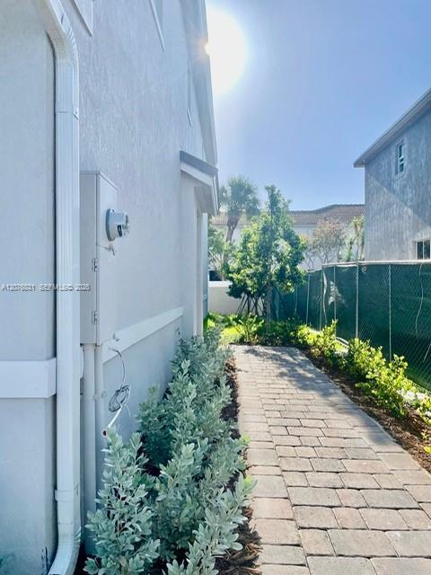 Building Photo - 157 SW 170th Ave