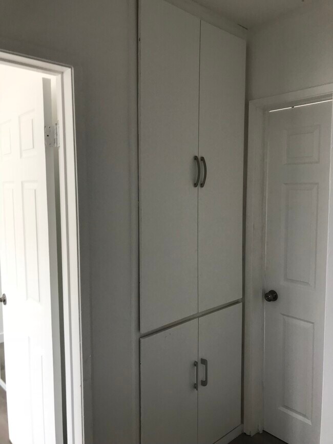 Closet - 4444 S Centinela Ave