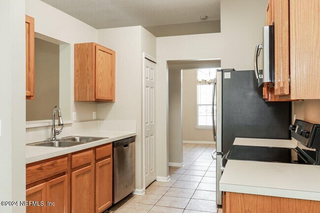 Foto del edificio - 7811 Invermere Blvd N