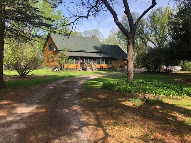 Frente de la casa y patio - 23260 Bridgestone Rd NW