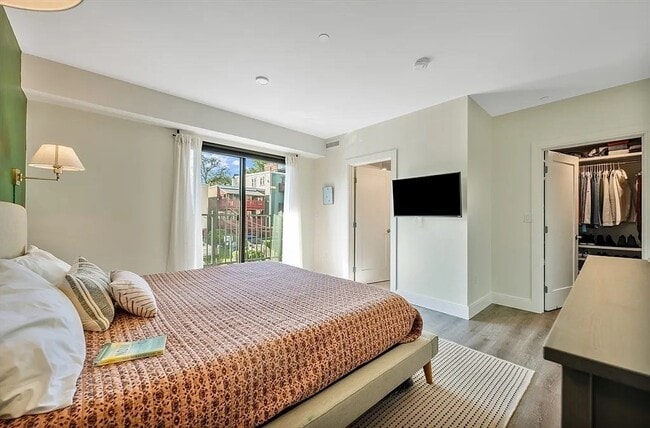 Building Photo - 765 E 3rd St