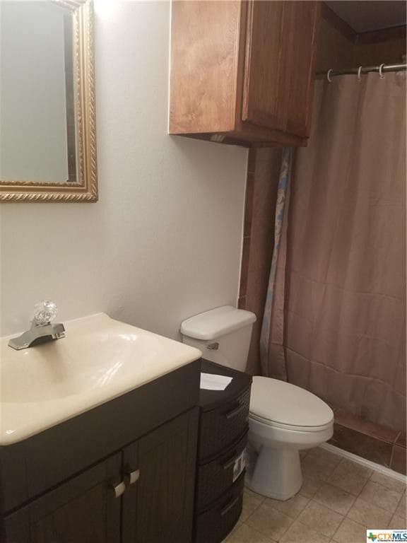 Baño con ducha a ras de suelo y cabezal de ducha desmontable - 4904 lone tree rd