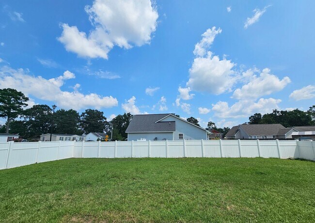 Building Photo - Move In Ready