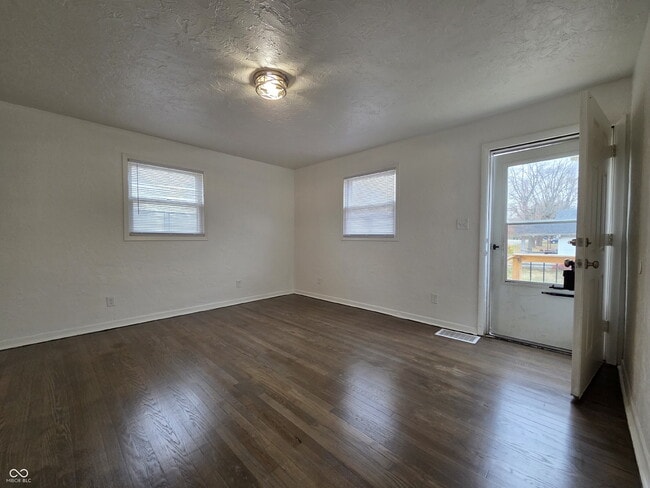 Building Photo - 702 W 23rd St
