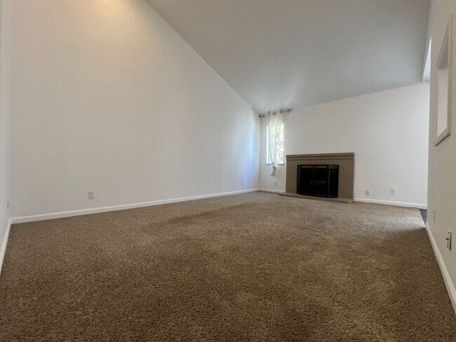 Building Photo - Upstairs 2 Bedroom Condo