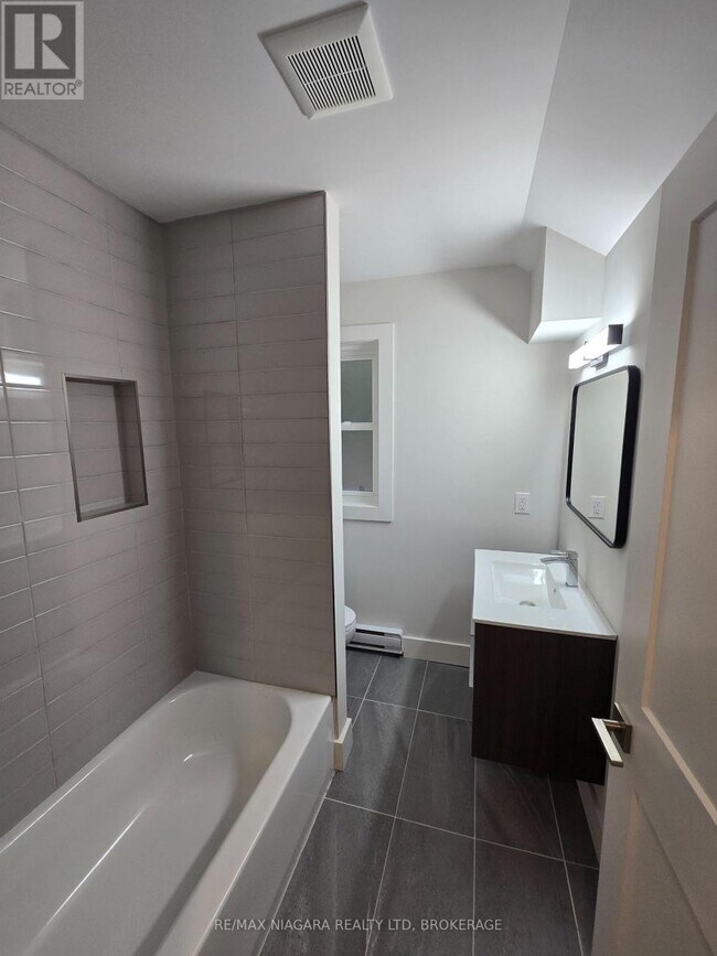 Building Photo - 397 Welland St