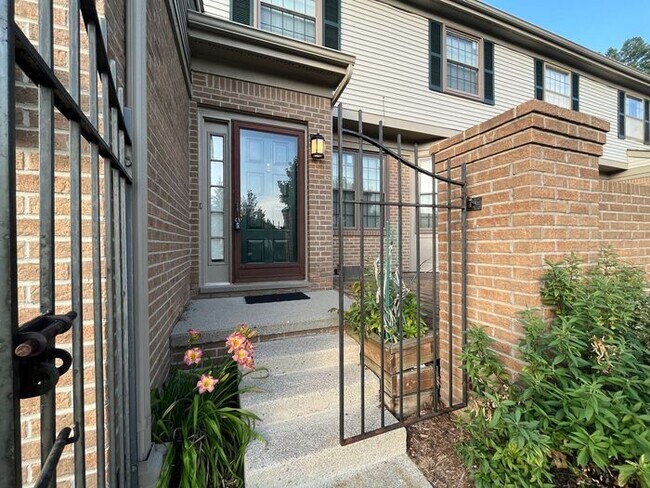 Building Photo - 2 Bedroom 2.5 Bath Condo - Quiet Area - Ga...