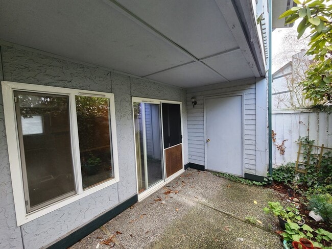 Building Photo - 8823 Holly Dr #E102