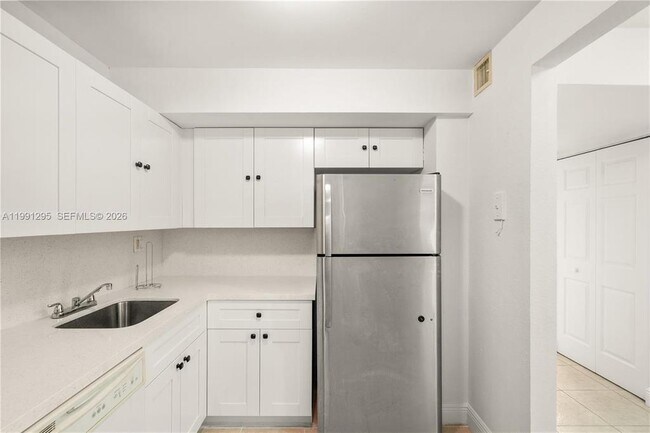 Foto del edificio - 4205 N University Dr