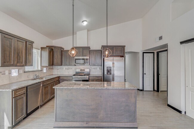 Foto del edificio - Modern Elegance Meets Comfort in This Pristine Eastside Home