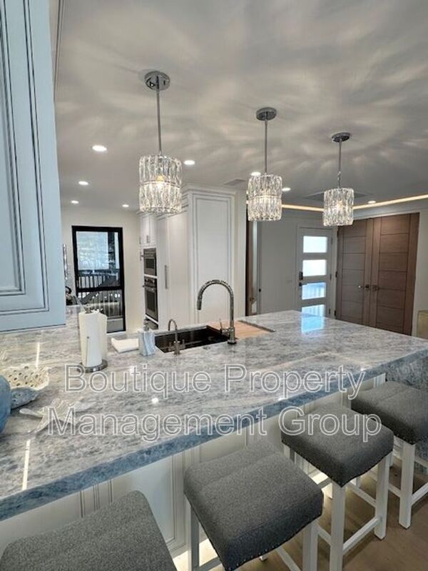 Building Photo - 8234 Marina Pacifica Dr N