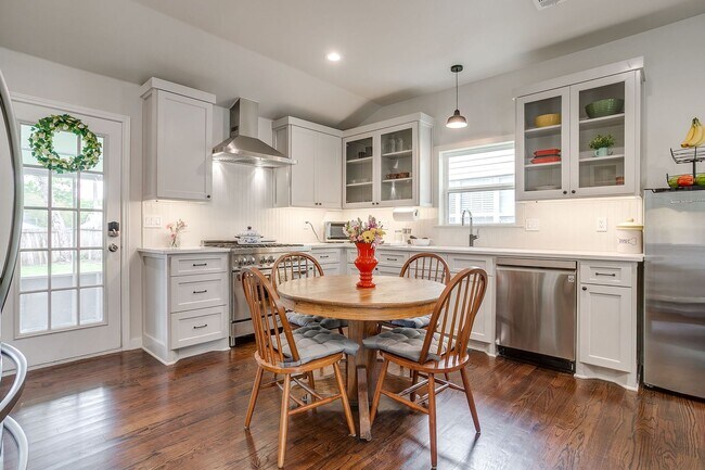 Foto del edificio - Pristine 2 Bed, 1 Bath Home for Rent in the Cultural District- 76107