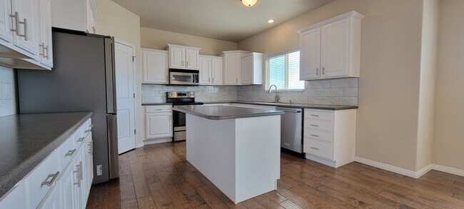 Building Photo - 1031 W Fox Cir