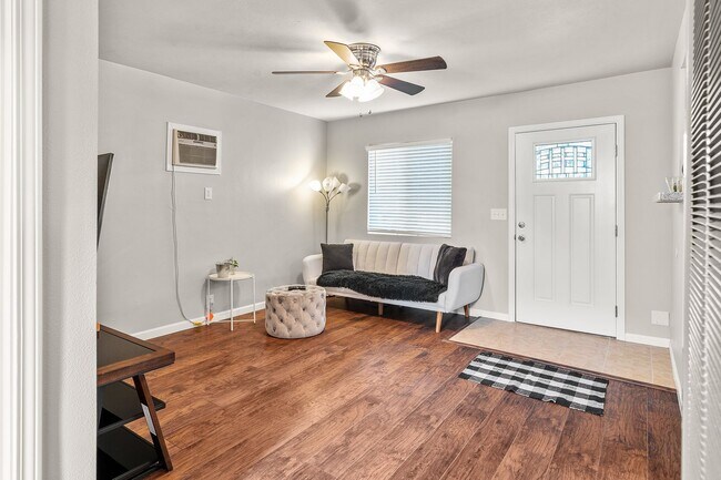 Foto del edificio - Fully Updated 2/1-Directly Across From 20th St Park- Available Now*** One Room Lease take over***