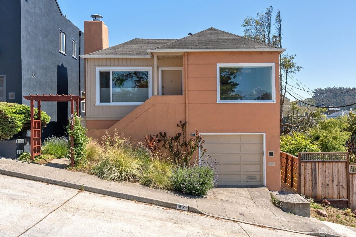 Primary Photo - 87 Cityview Way