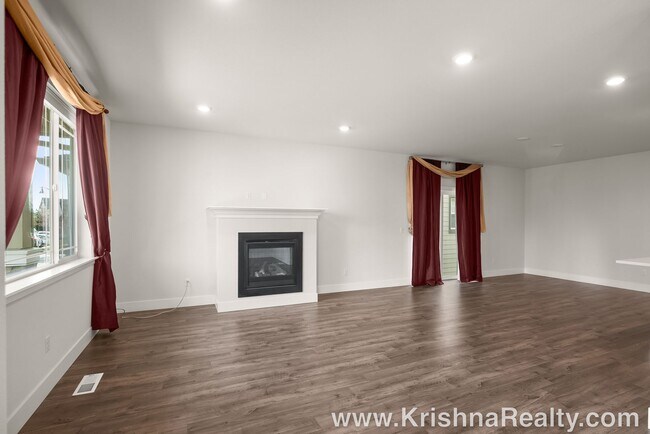 Building Photo - Beautiful 5BD* 3BA* Single Family Home Loc...